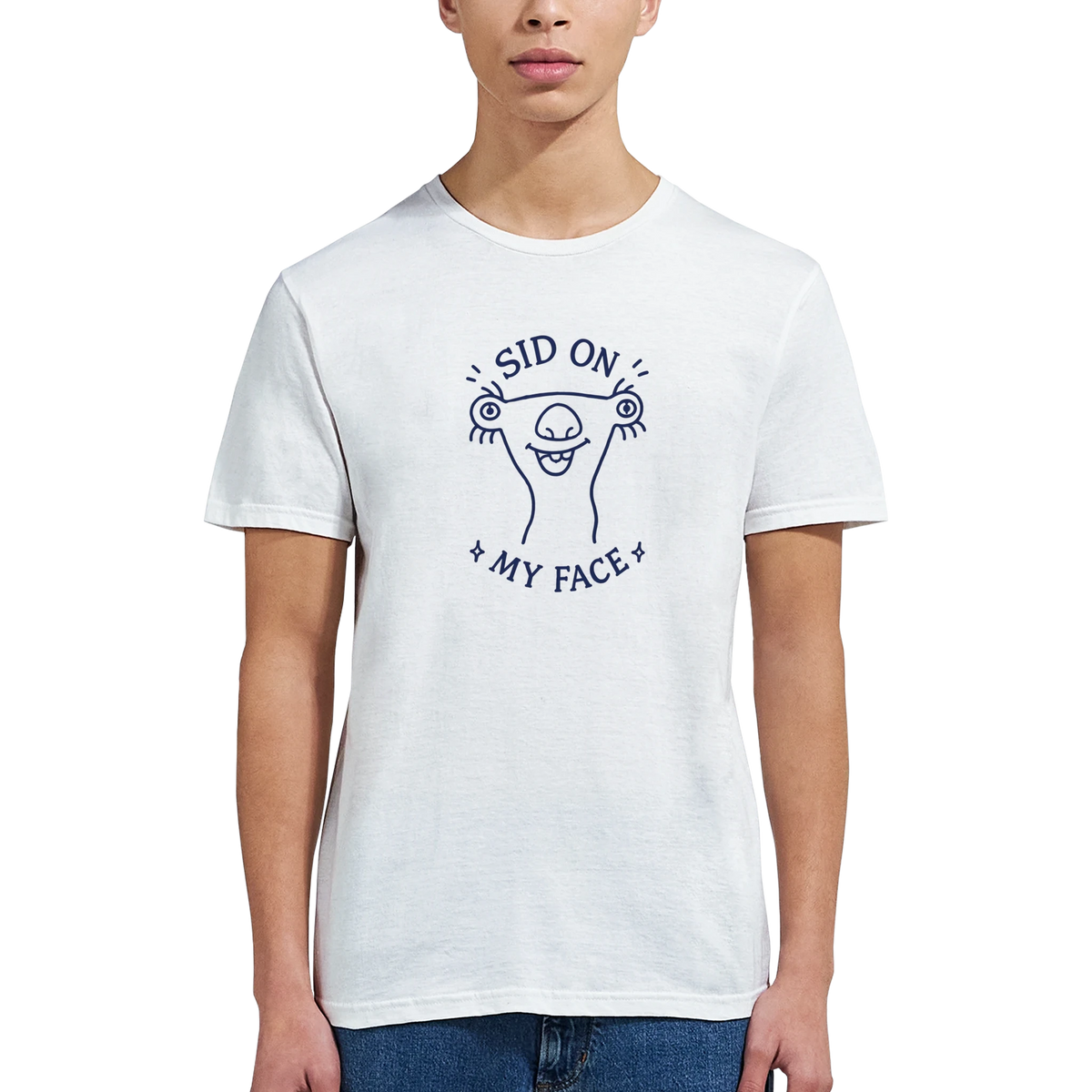 Vit t-shirt med blått ansiktsmotiv och texten “SID ON MY FACE”