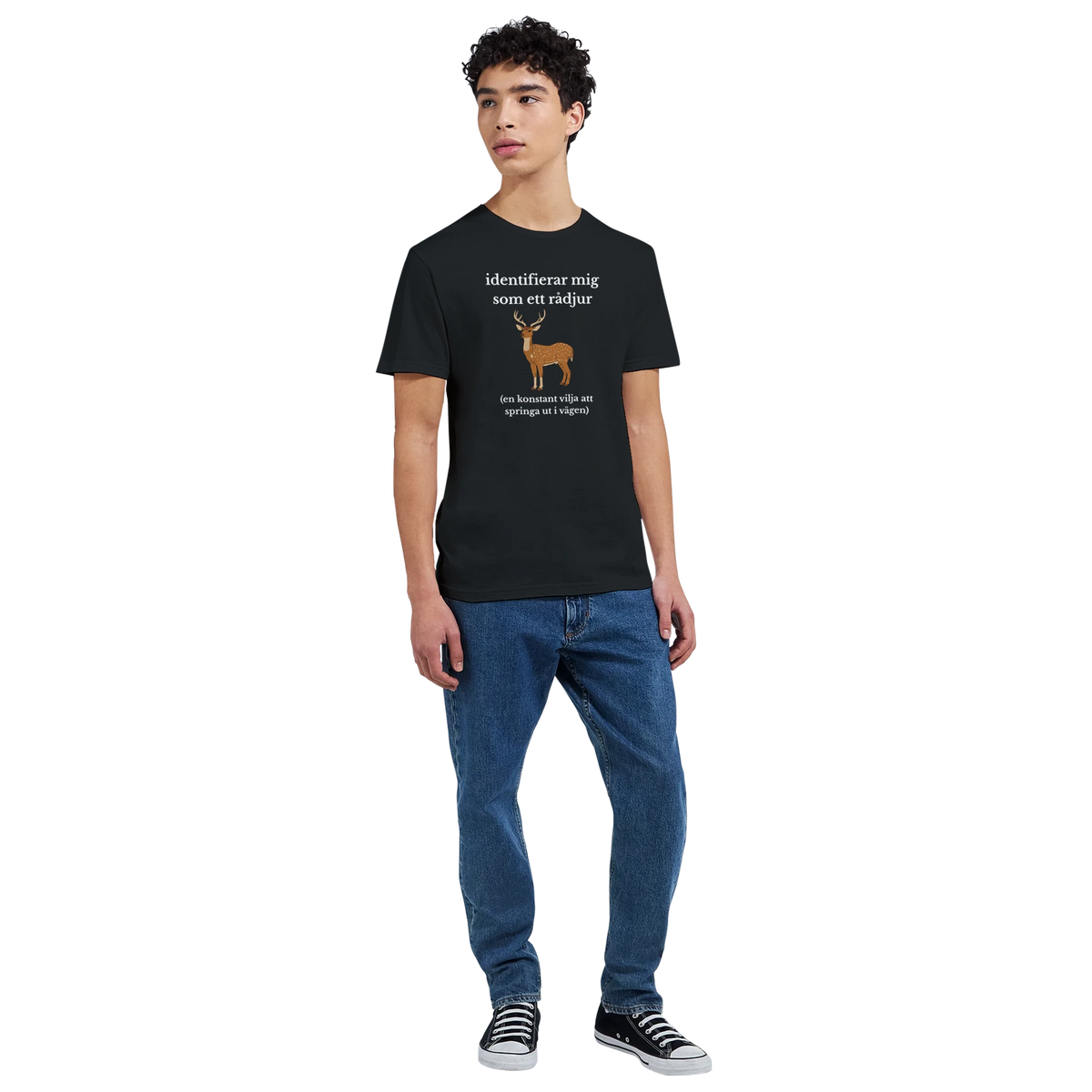Svart t-shirt med rådjurstryck, modell i blå jeans