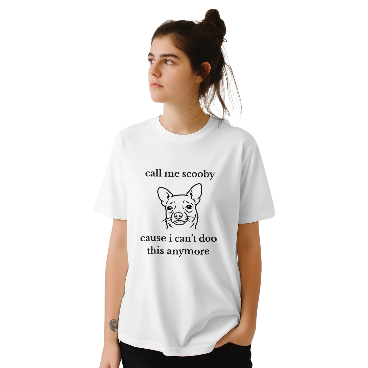 Vit t-shirt med tryckad hund- och textmotiv, sedd från sidan