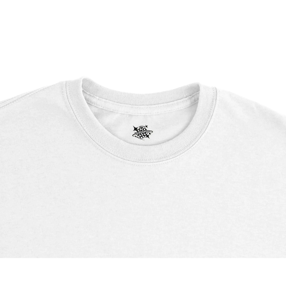 Vit t-shirt med liten stjärnlogo vid halsringning