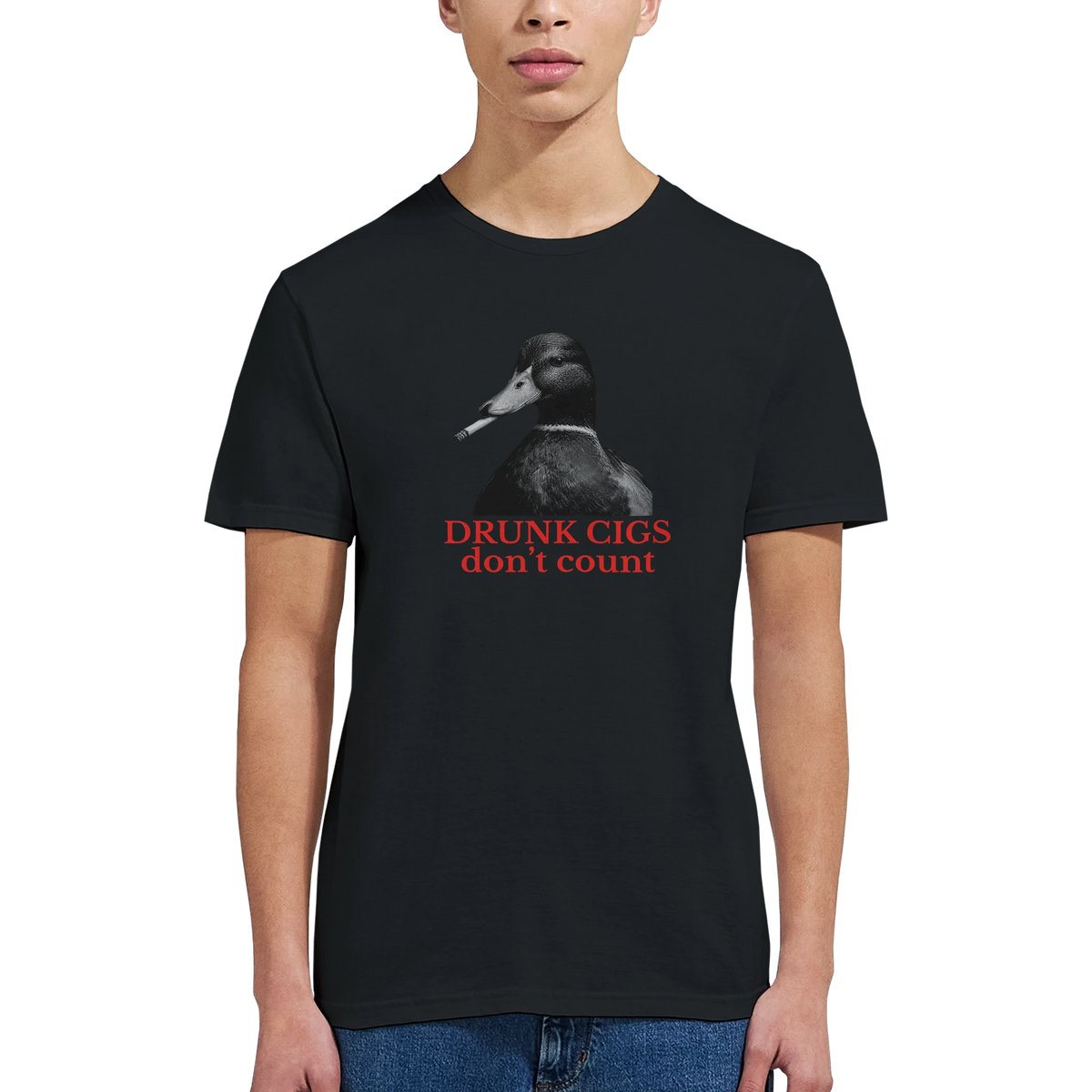 Svart t-shirt med fågelmotiv och röd slogan, kortärmad rak modell.