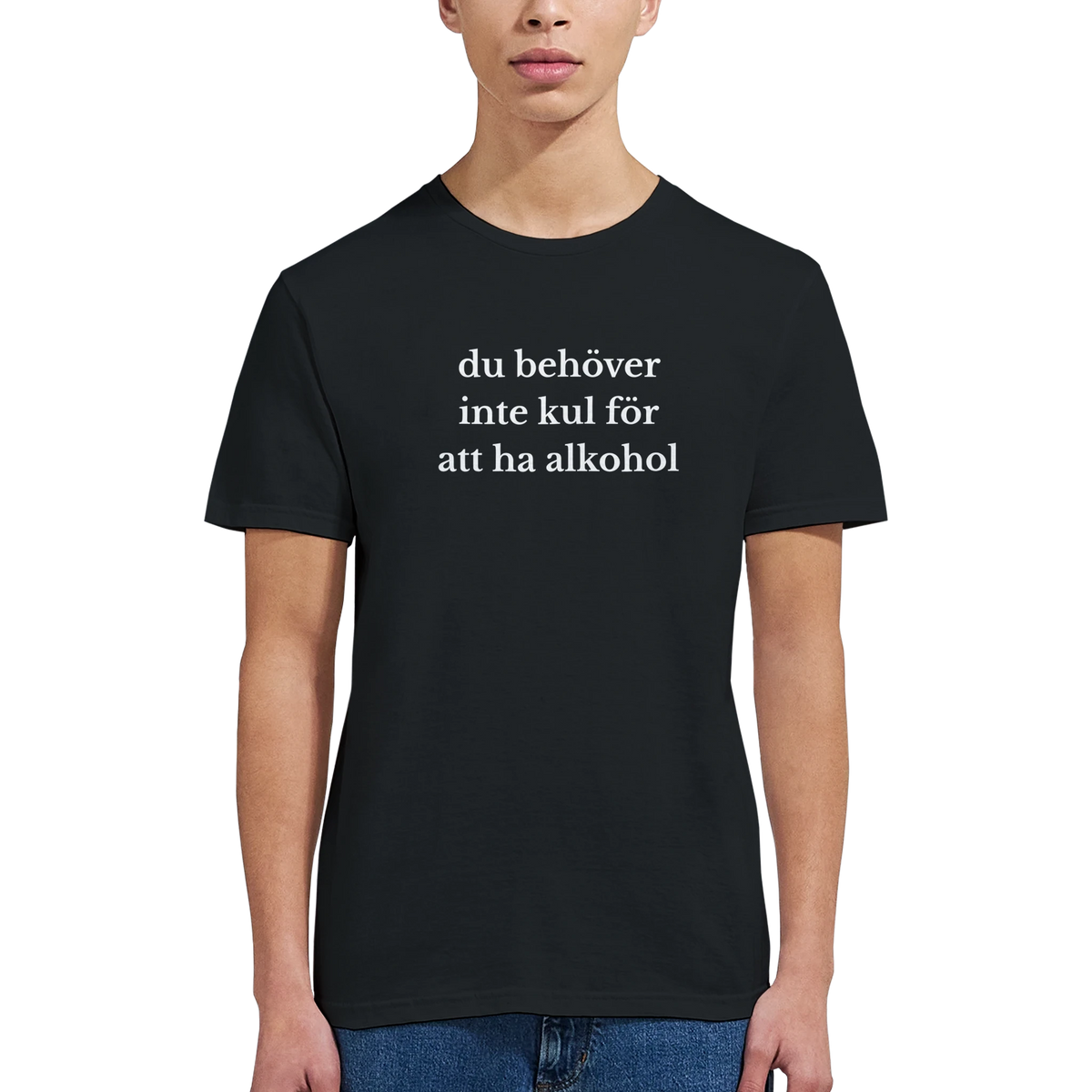 Svart t-shirt på modell med rund hals och text: ”du behöver inte kul för att ha alkohol”