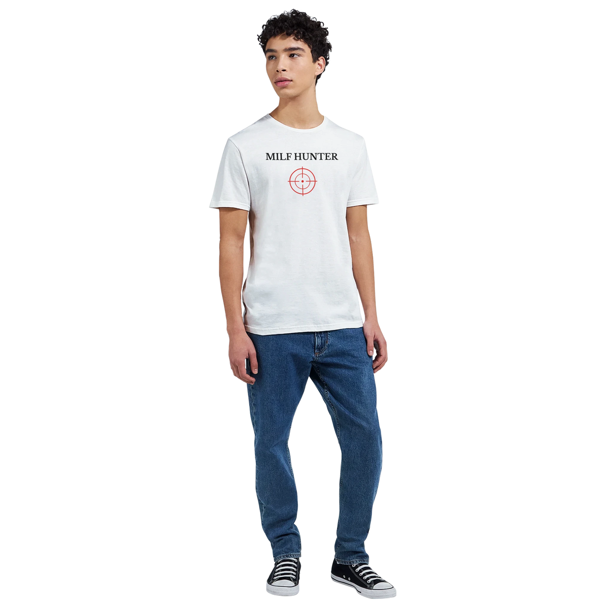 Vit t-shirt med MILF HUNTER-tryck och rött siktmärke, rund hals