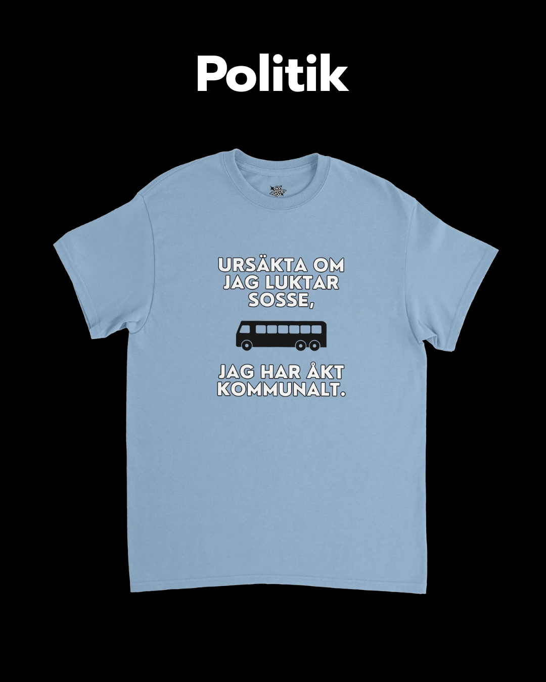 En rolig, humoristisk ljusblå t-shirt som visar motivet "ursäka om jag luktar sosse, jag har åkt kommunalt", med en buss.