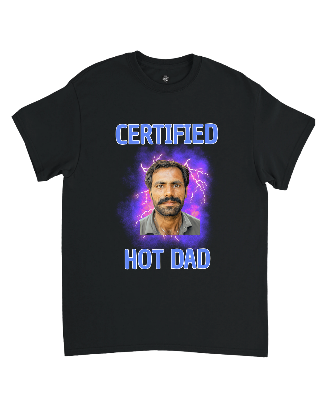Svart t-shirt med porträtttryck och texten Certified Hot Dad
