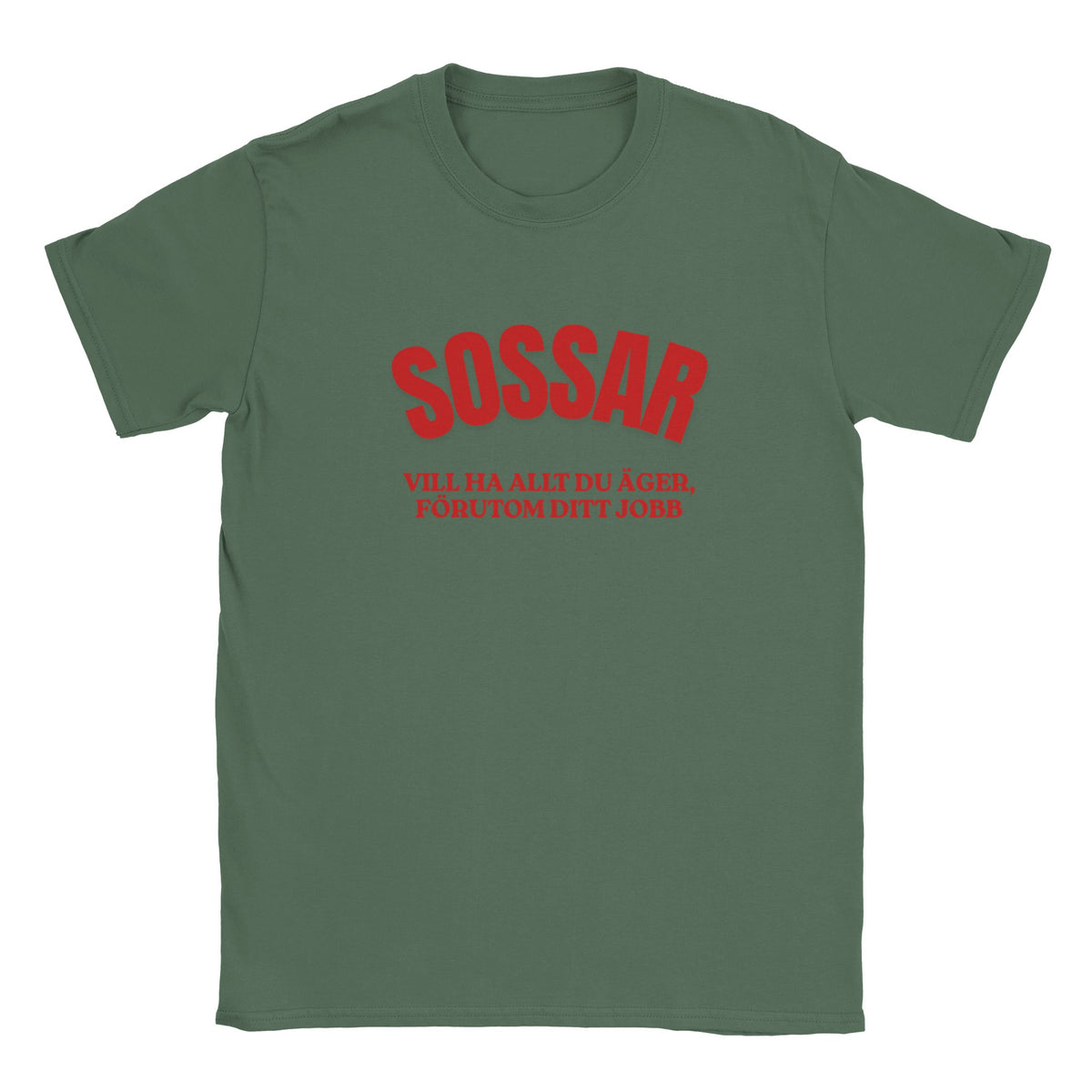 Militärgrön t-shirt med rött tryck “SOSSAR” och slogan i två rader.