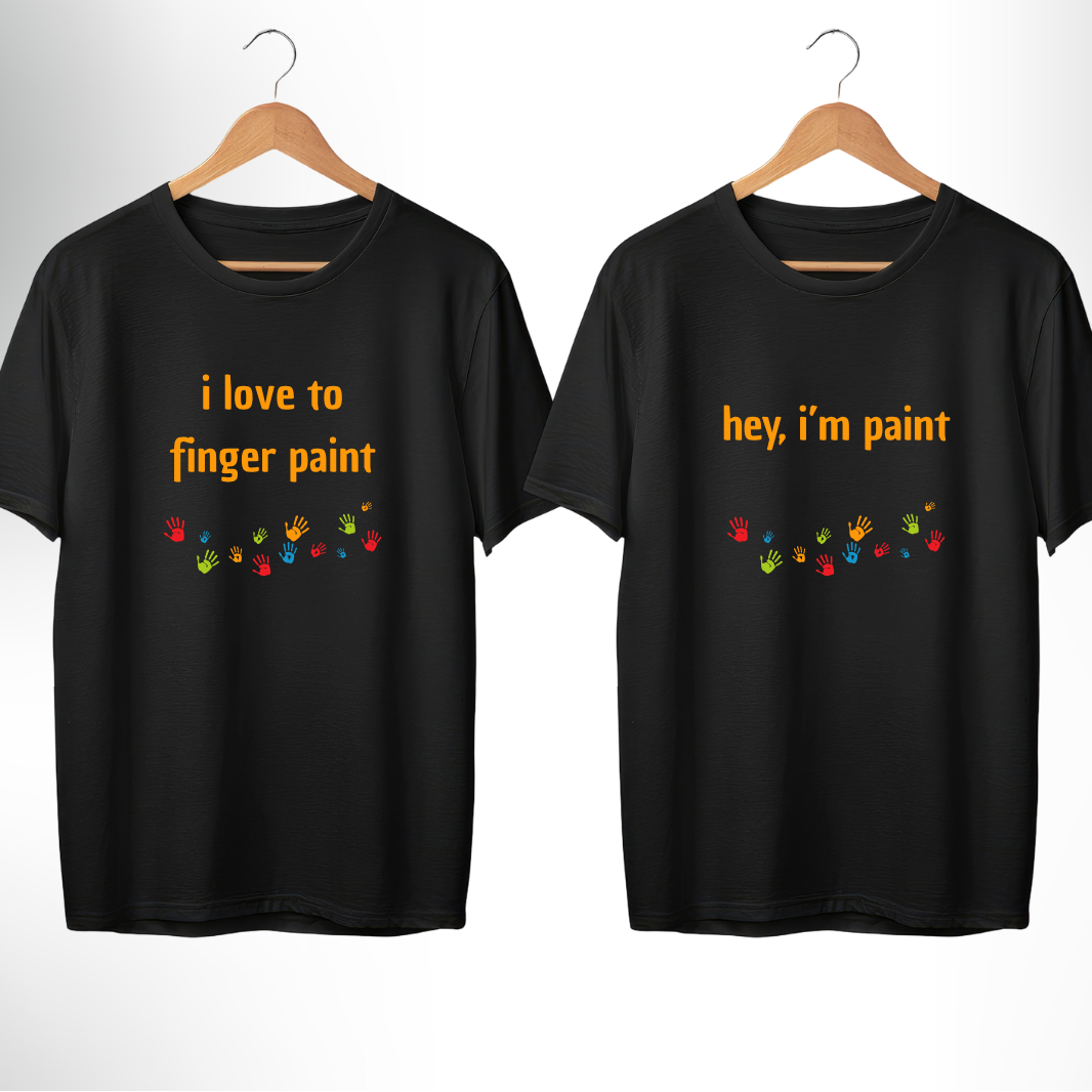 Par svarta t-shirts med färgglad trycktext och handavtryck