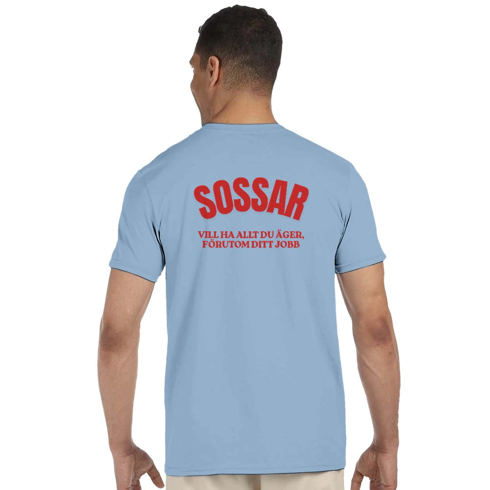 Ljusblå t-shirt med rund hals och rött tryck på ryggen