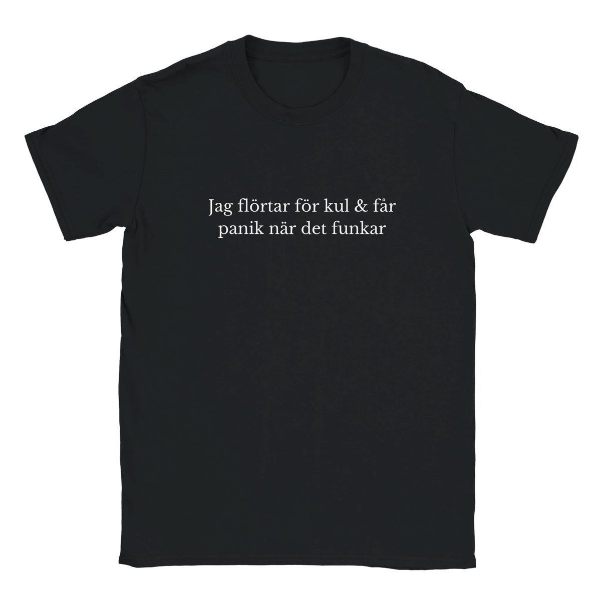 Svart t-shirt med tryck fram: “Jag flörtar för kul & får panik när det funkar”