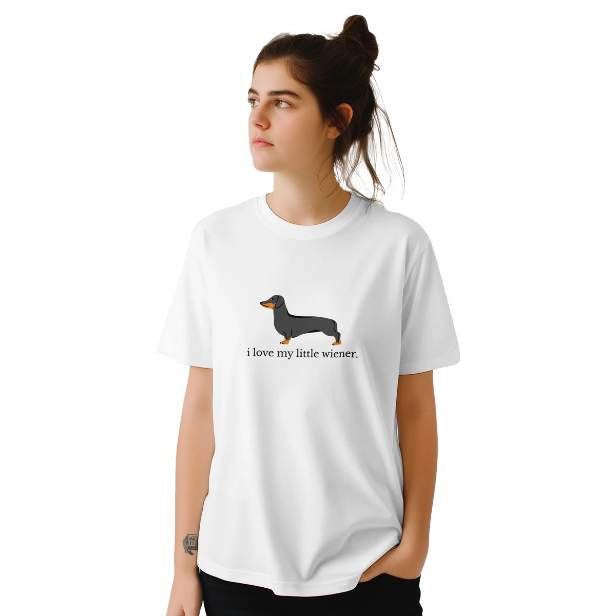 Vit t-shirt med dachshundtryck, rund halsringning och korta ärmar