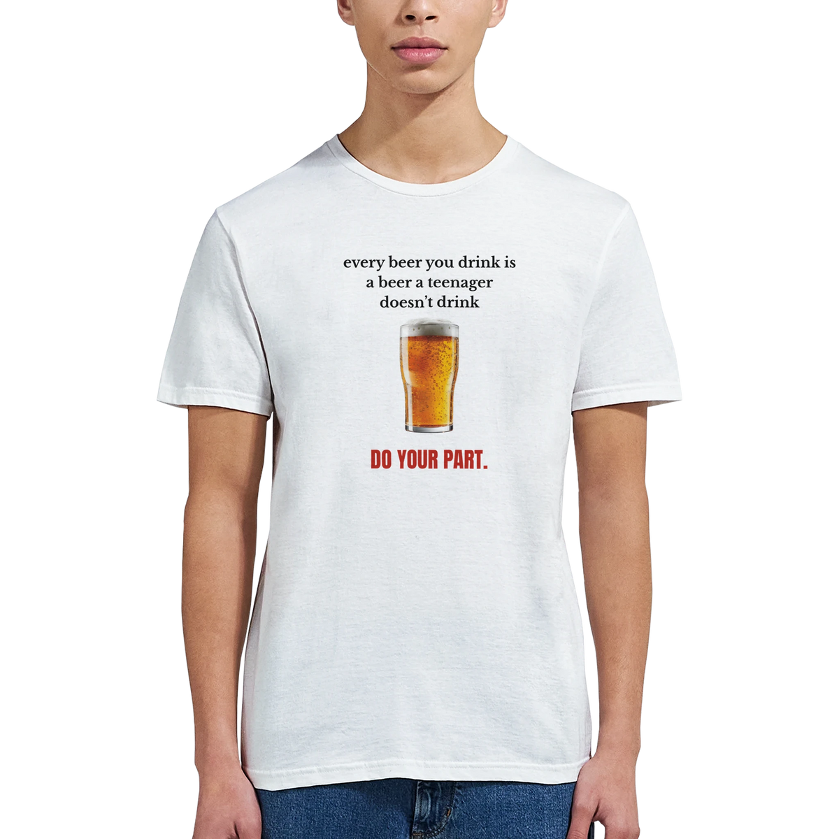 Vit t-shirt på modell med ölglas-tryck och röd text ”DO YOUR PART.”