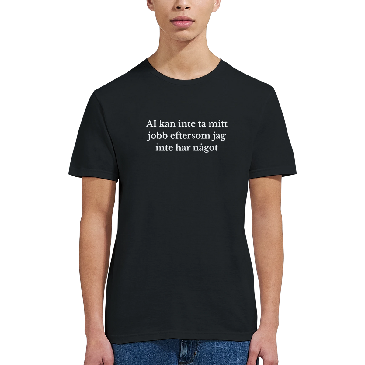 Svart t-shirt med centralt texttryck, kort ärm och rund hals