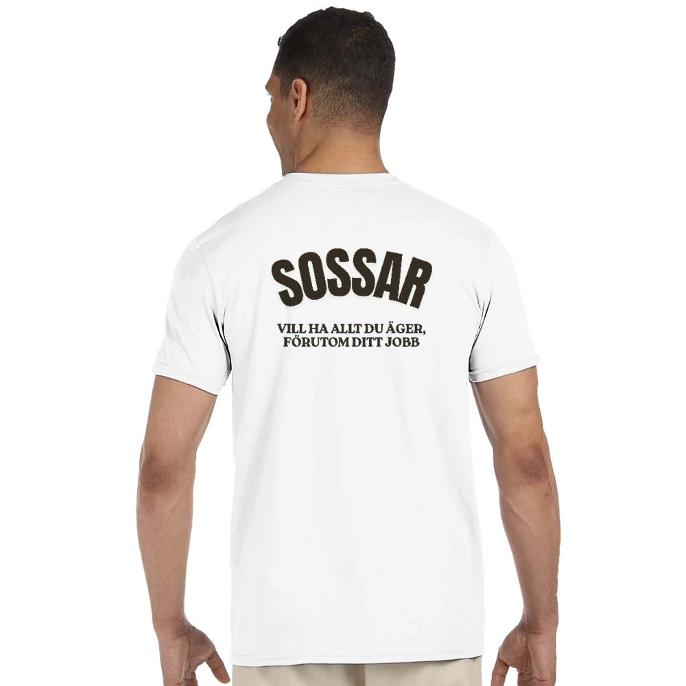 Vit t-shirt med rund hals och stort svart tryck på ryggen