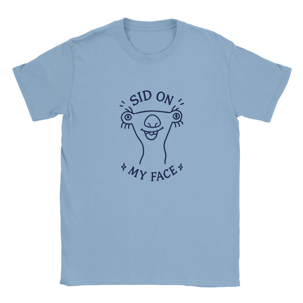 Ljusblå t-shirt med blått ansiktsmotiv och texten “SID ON MY FACE”